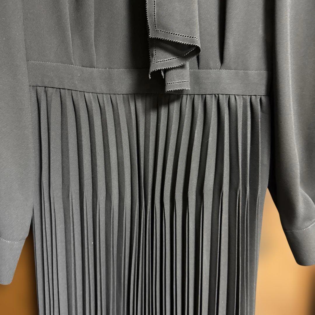 新品未使用　佳子様ワンピース ネイビーリボン付きプリーツワンピース