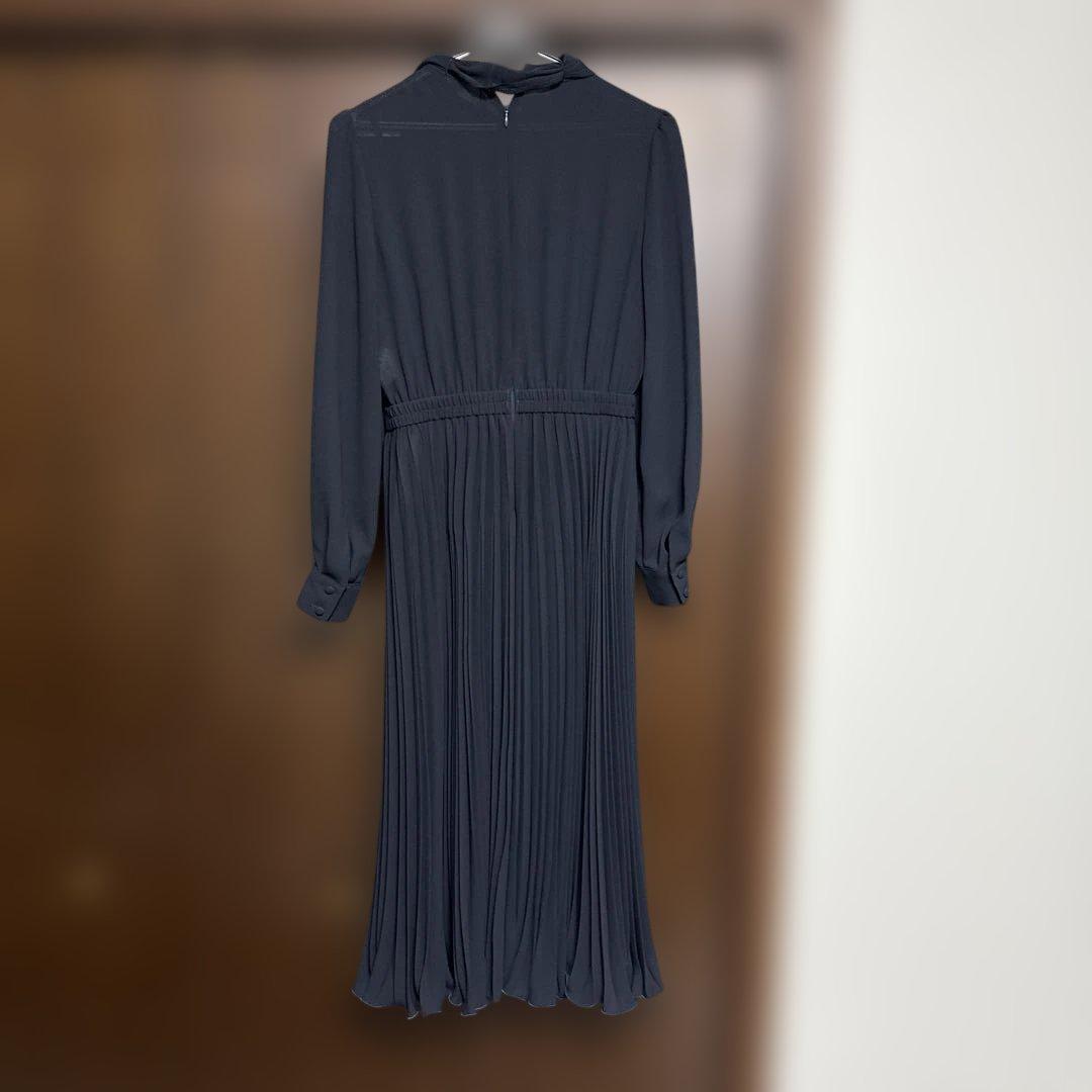 新品未使用　佳子様ワンピース ネイビーリボン付きプリーツワンピース
