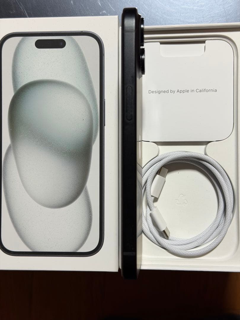 Apple iPhone 15 ブラック本体 充電ケーブル付き　SIMフリー