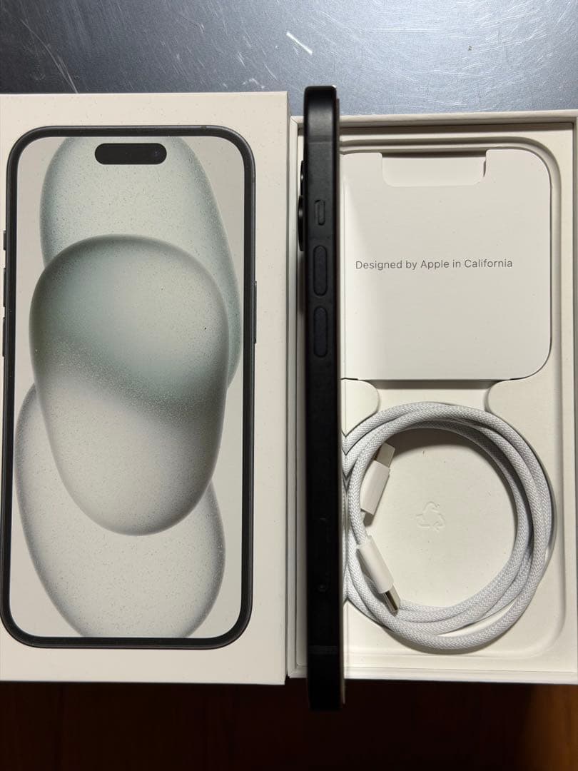 Apple iPhone 15 ブラック本体 充電ケーブル付き　SIMフリー