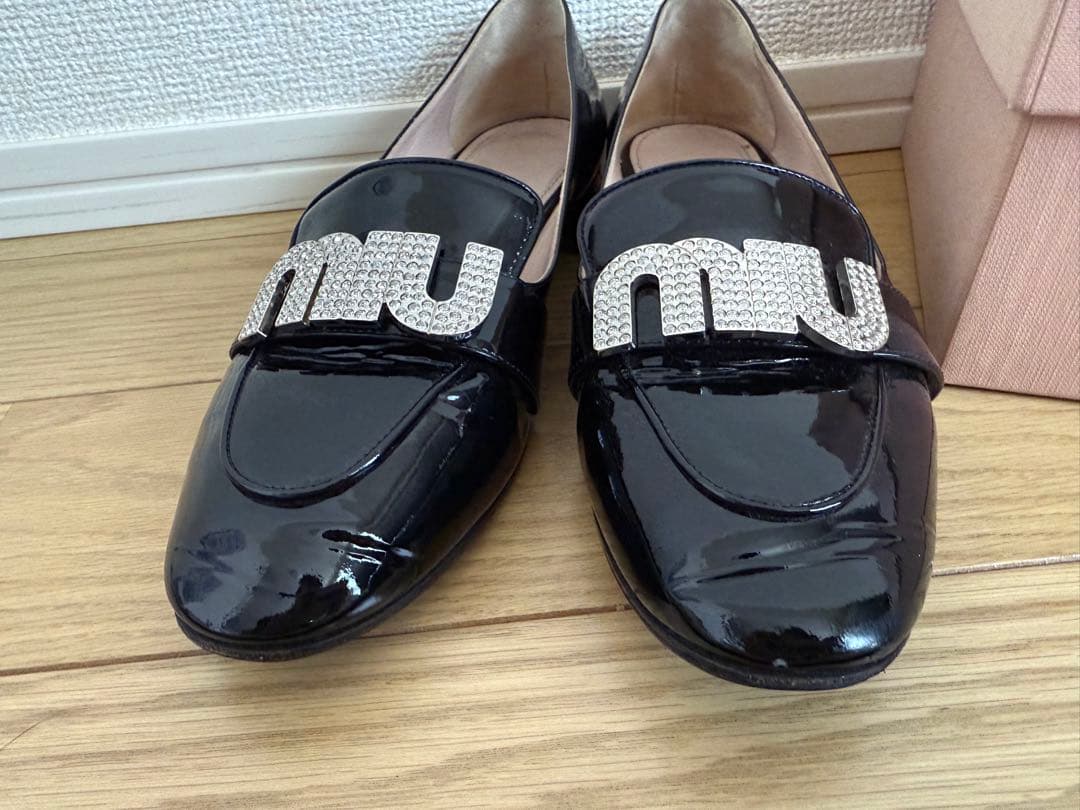 miumiu ロゴビジューエナメルローファー黒
