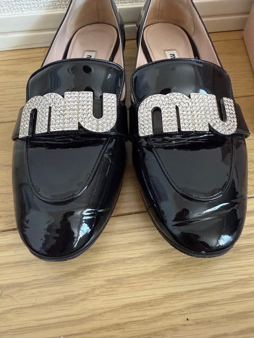 miumiu ロゴビジューエナメルローファー黒