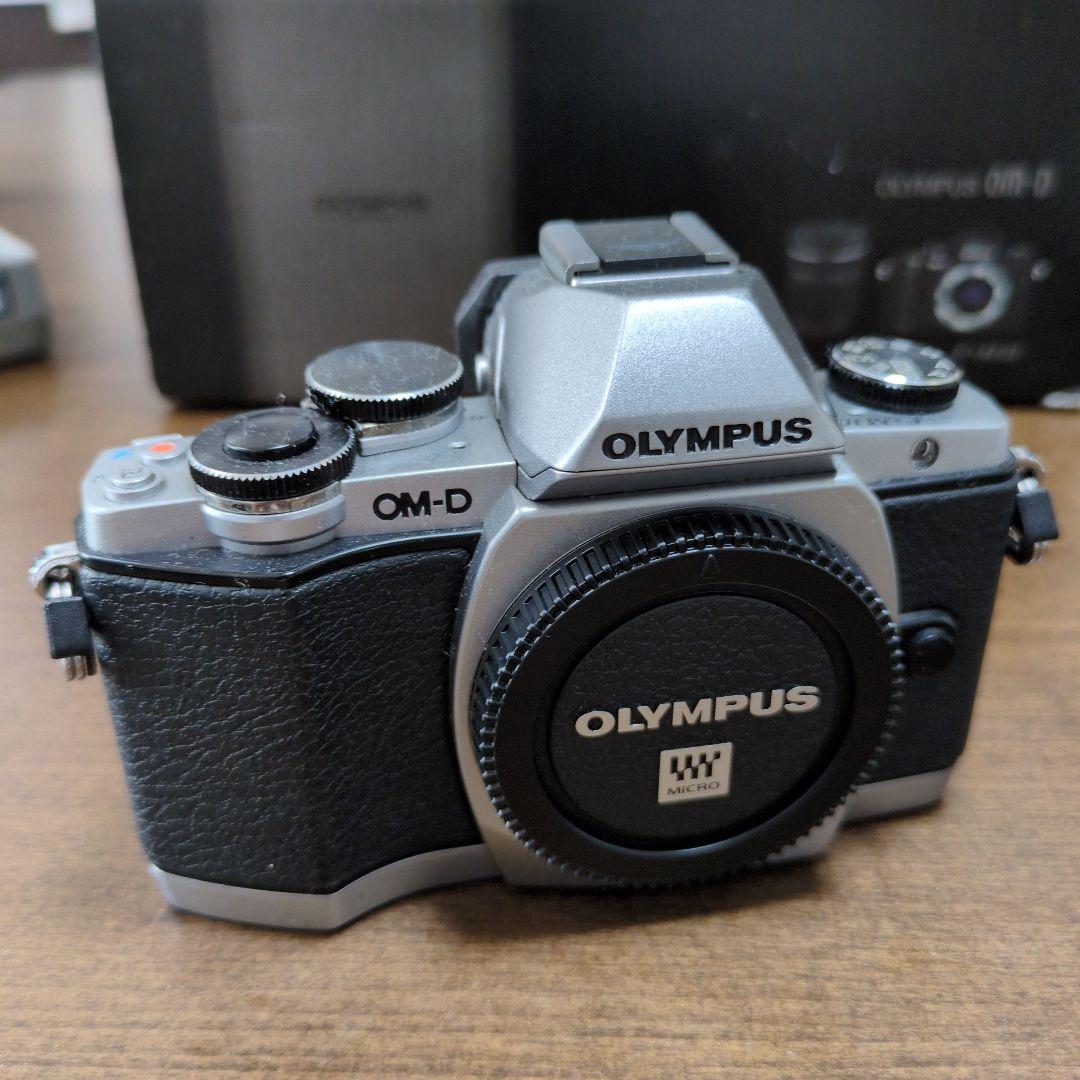 ショット数3194！OLYMPUS　OM-D E-M10シルバーボディのみ