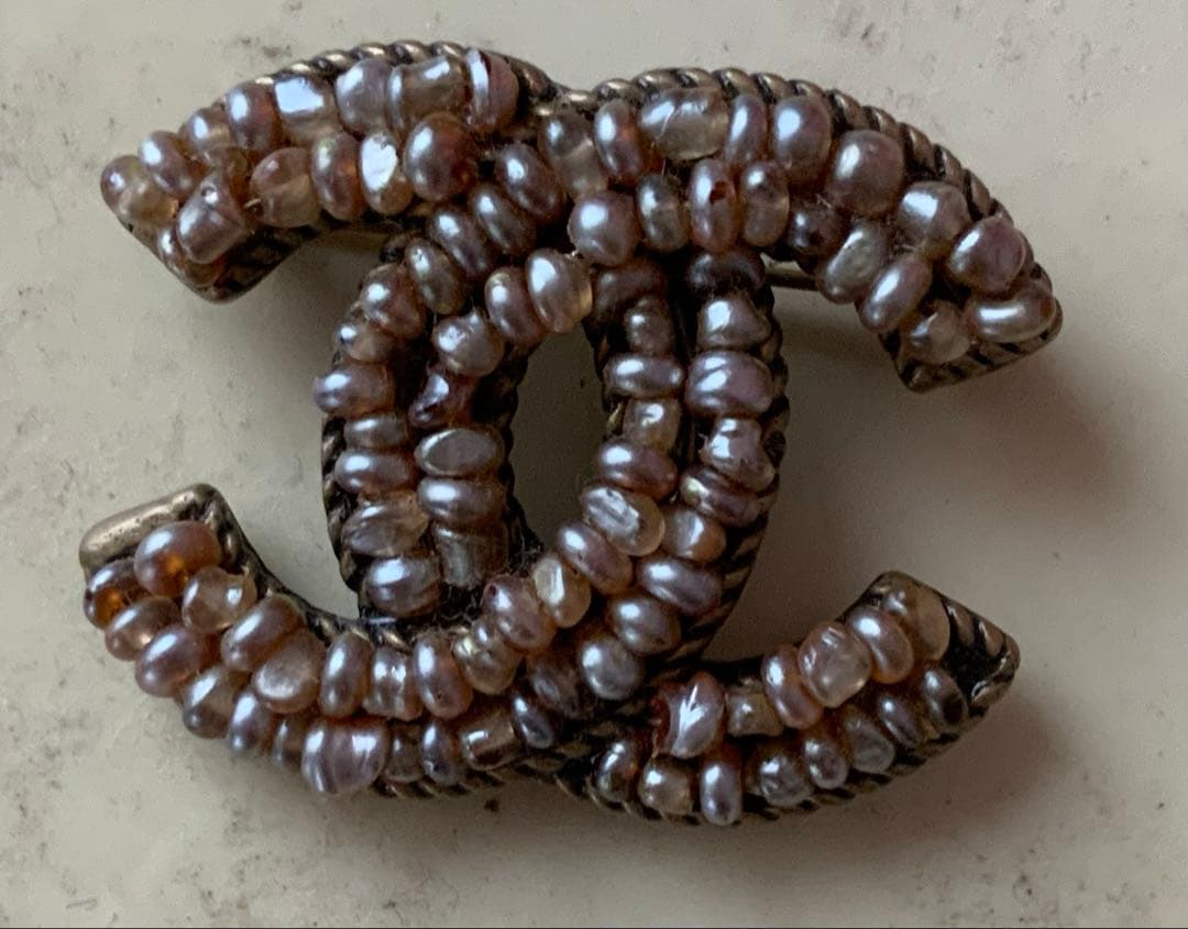 CHANEL ロゴ型ブローチ シルバー