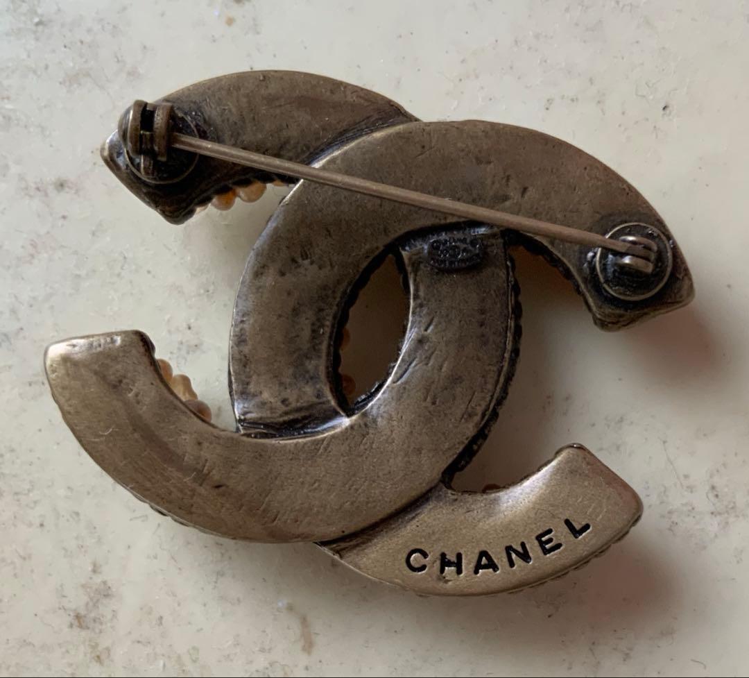 CHANEL ロゴ型ブローチ シルバー