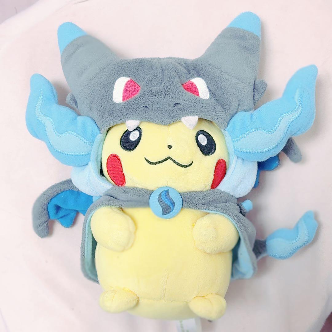 ポケットモンスター　メガリザードンXのポンチョを着たピカチュウ　ぬいぐるみ