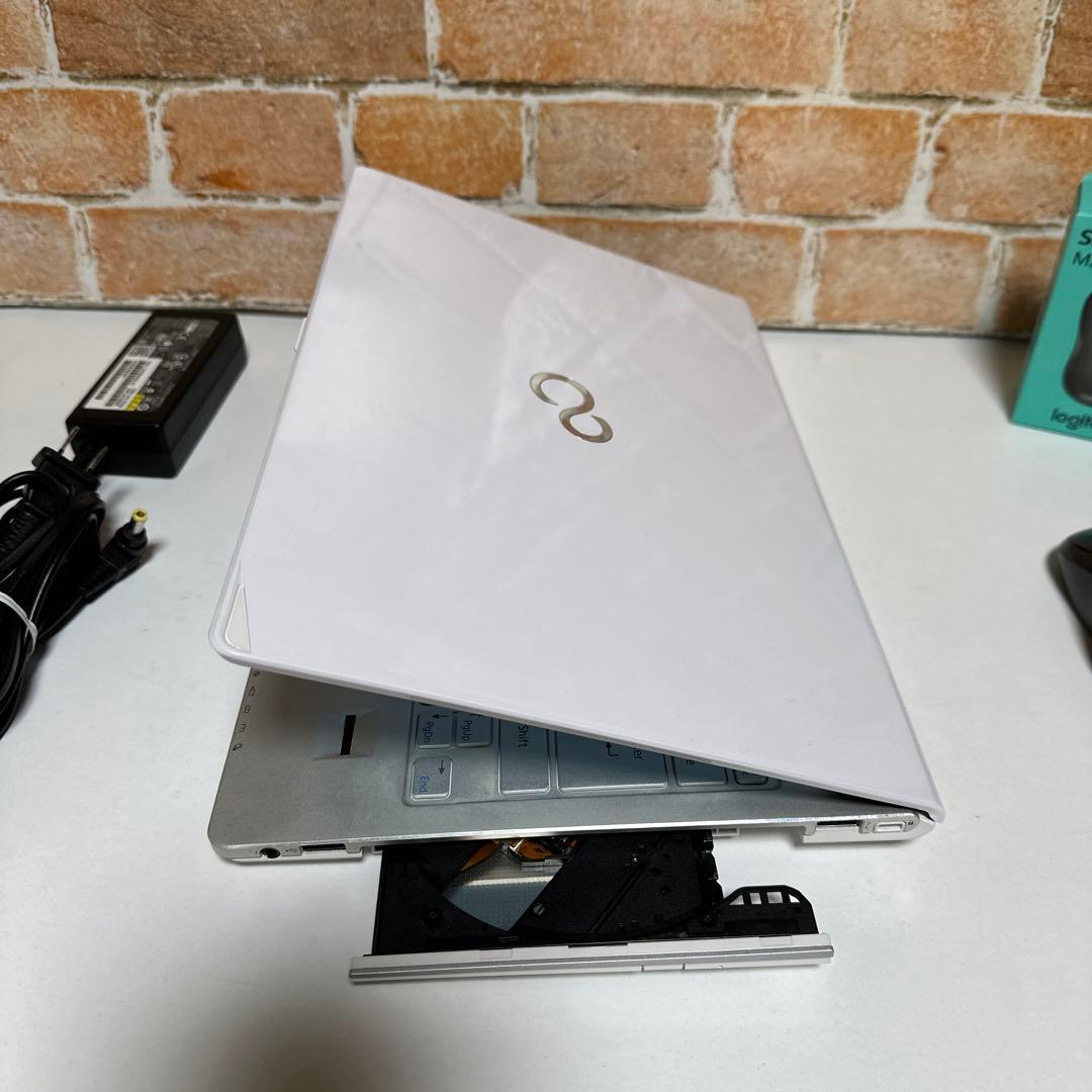 美品　富士通ノートPC FHD Corei5 SSD256GBオフィス2024年
