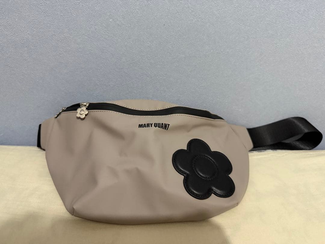 MARY QUANT ボディバッグ グレー ベージュ デイジー 柄