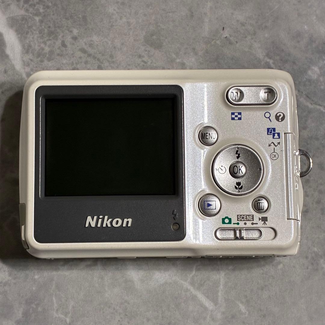 ⭐️完動品⭐️ ニコンNikon COOLPIX L2 ホワイト コンデジ