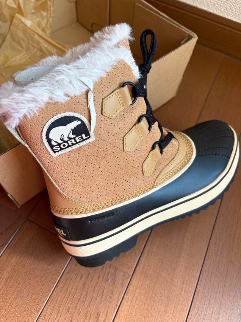 新品　SOREL 防水ファー付きレースアップブーツ