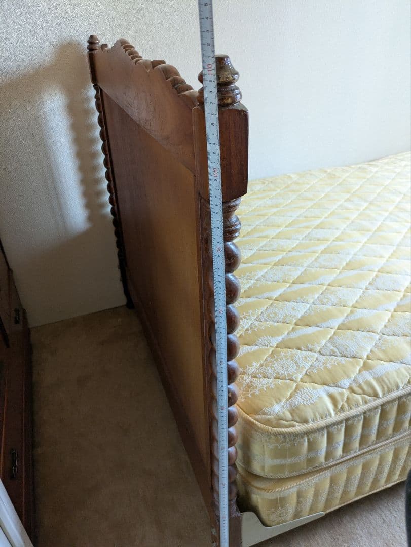 セミダブルベッドフレーム 彫刻装飾付き