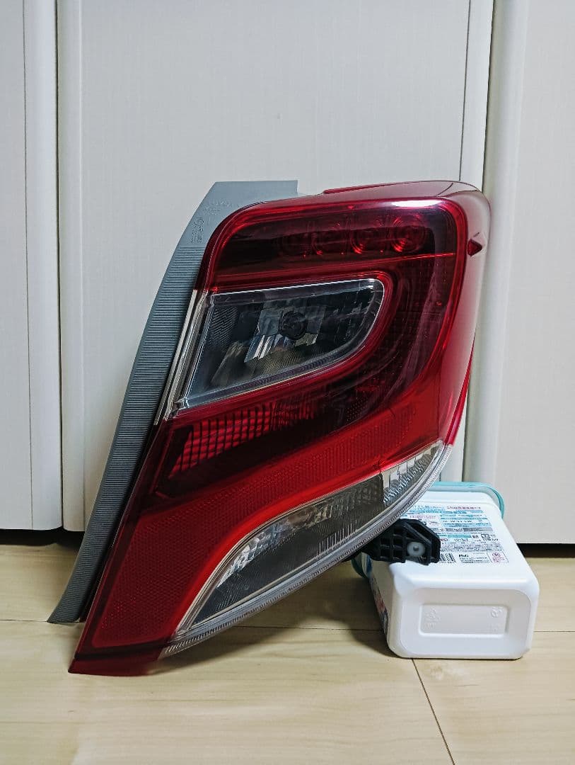 トヨタ 純正 ヴィッツ 右テールランプ NSP130　Ｋoito52-273