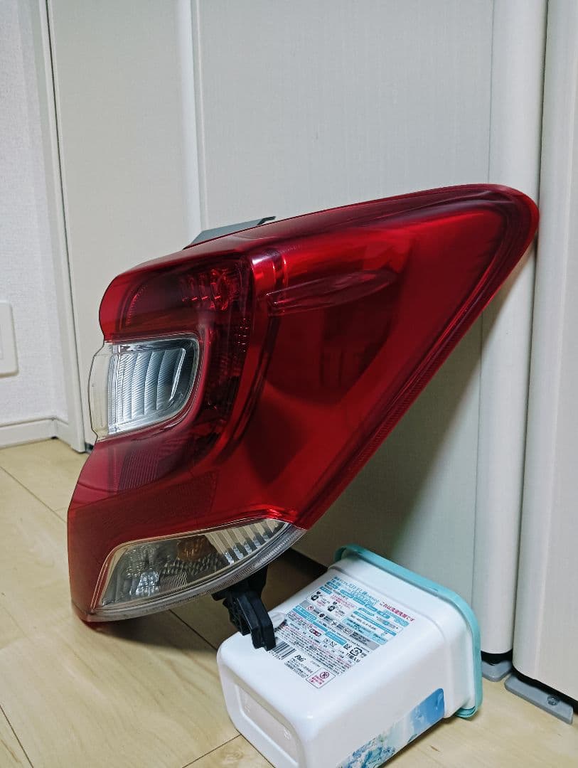 トヨタ 純正 ヴィッツ 右テールランプ NSP130　Ｋoito52-273