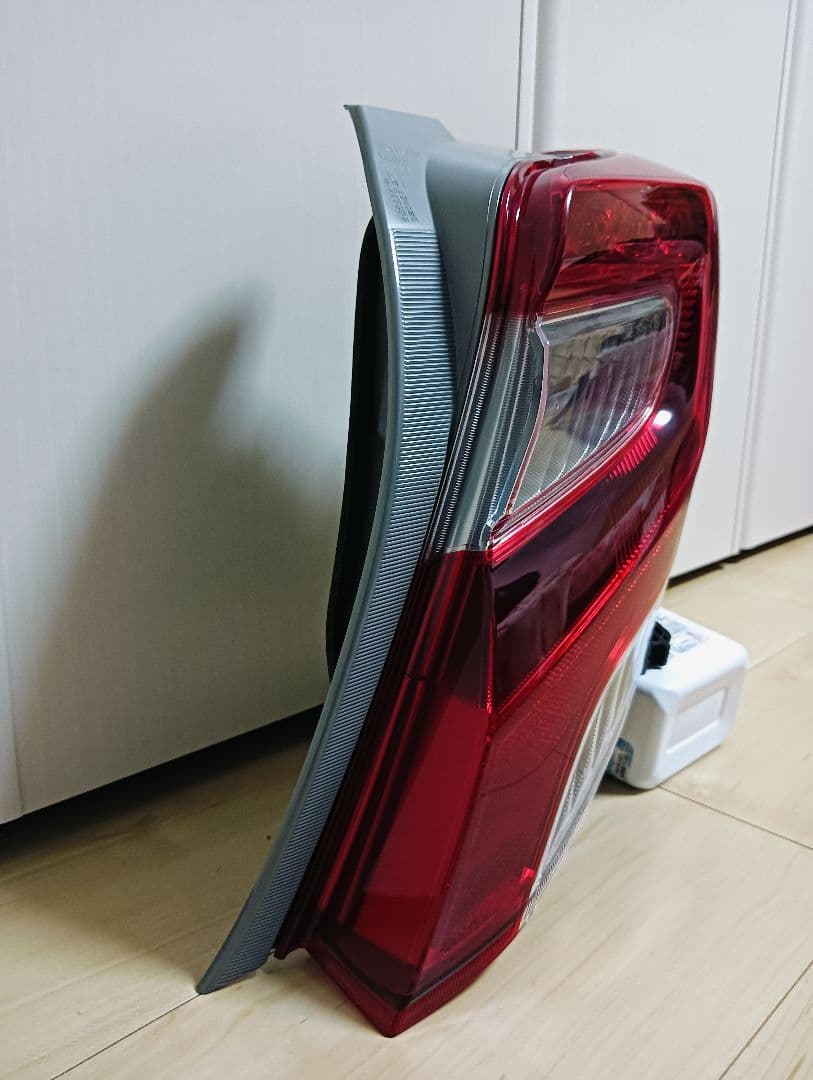 トヨタ 純正 ヴィッツ 右テールランプ NSP130　Ｋoito52-273