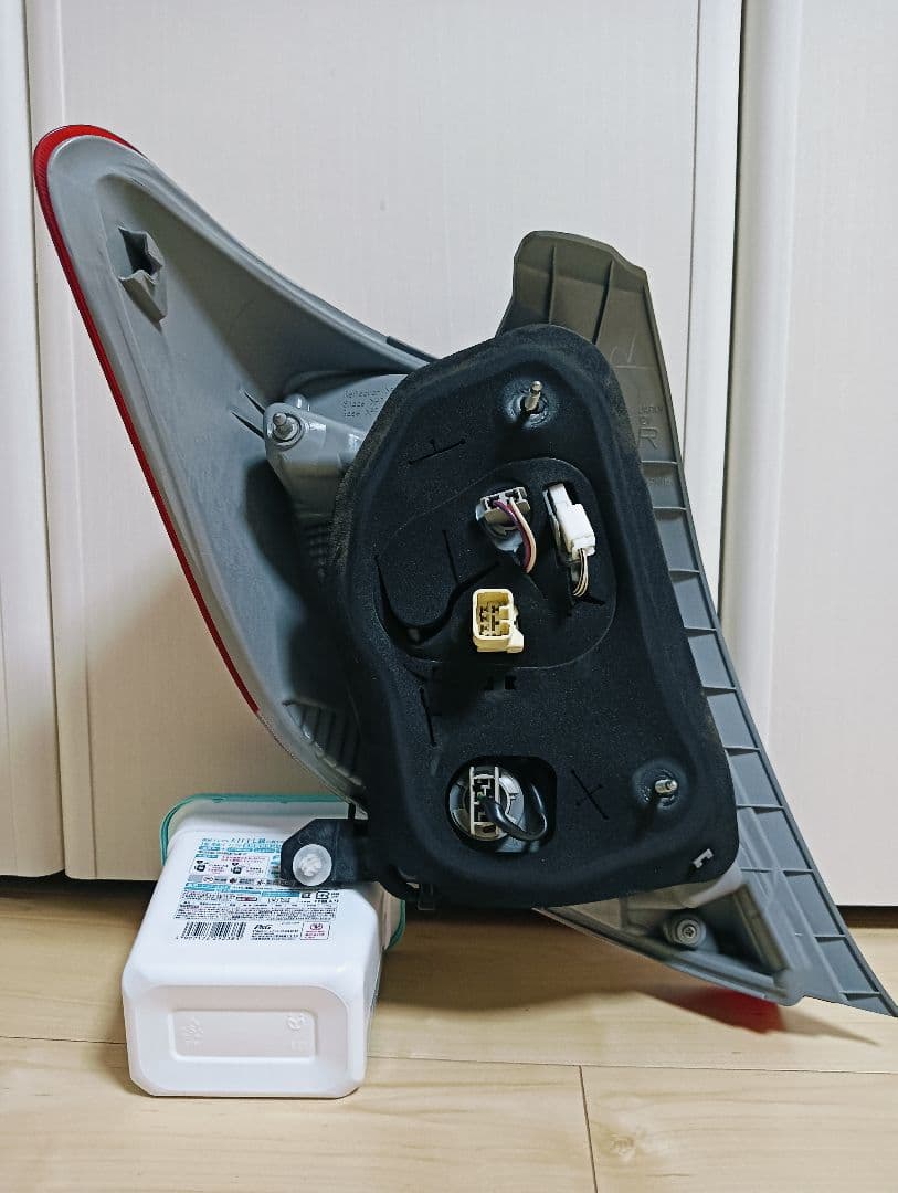 トヨタ 純正 ヴィッツ 右テールランプ NSP130　Ｋoito52-273