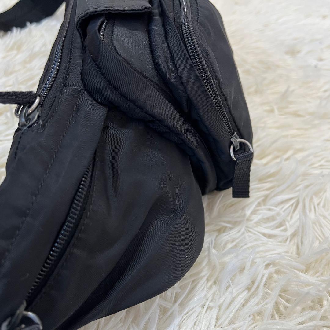 【極美品】プラダ ボディバック クロスボディ 三角ロゴ 黒 ナイロン 斜め掛け