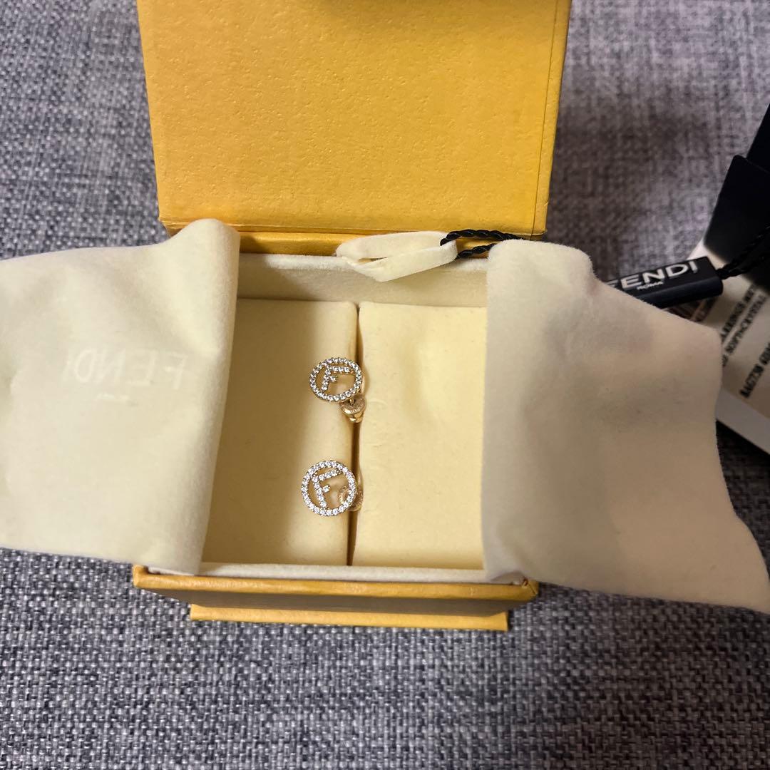 FENDI ラウンド型　ピアス　　ショッパー付き