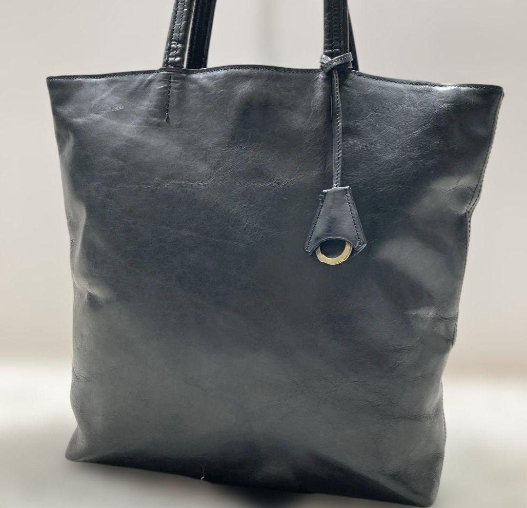 美品 アニアリ トートバッグ A4可大容量 肩掛け可 黒 本革レザー チャーム