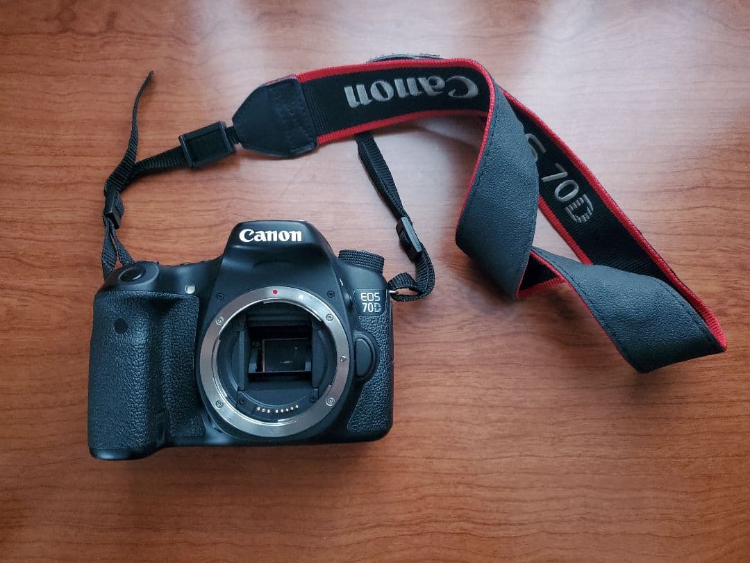 Canon EOS 70D デジタル一眼レフカメラ(S18-135mm 付)