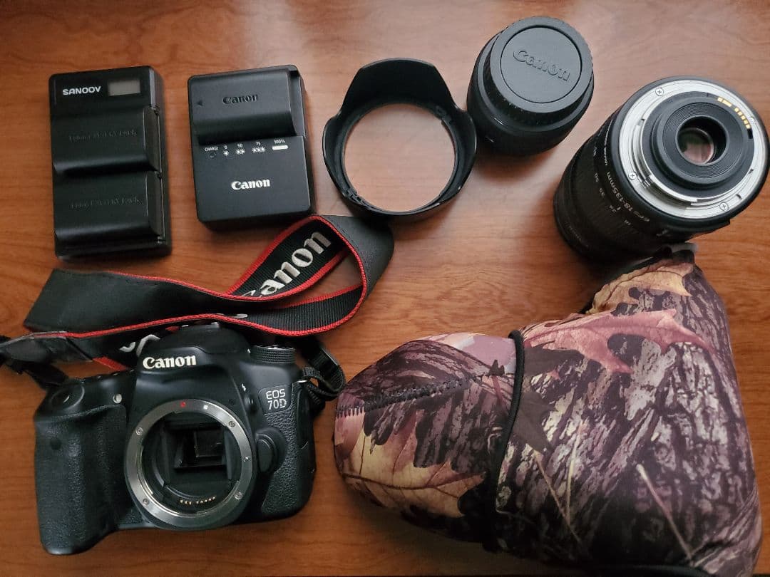 Canon EOS 70D デジタル一眼レフカメラ(S18-135mm 付)