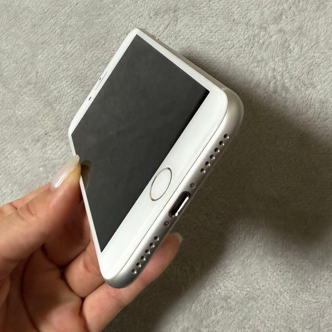 美品 iPhone 8 シルバー / SIMフリー / 64GB