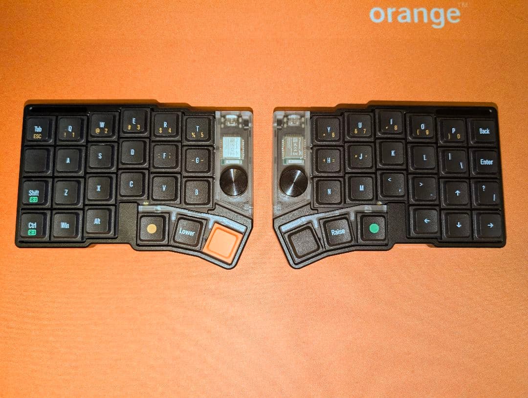 美品Cornix LP左右分離型キーボード無線対応 ロープロファイル専用ケース付