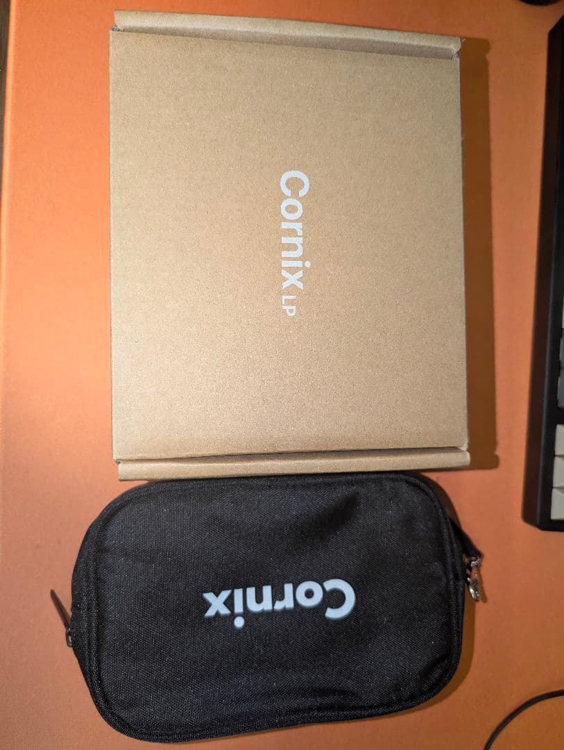 美品Cornix LP左右分離型キーボード無線対応 ロープロファイル専用ケース付