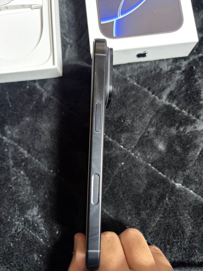 iPhone 16pro ブラックチタニウム　docomo 残債なし128GB