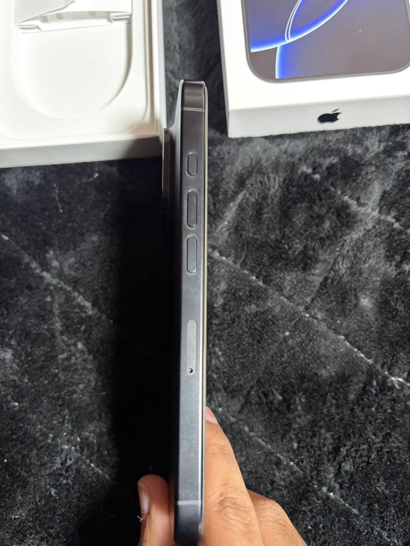 iPhone 16pro ブラックチタニウム　docomo 残債なし128GB