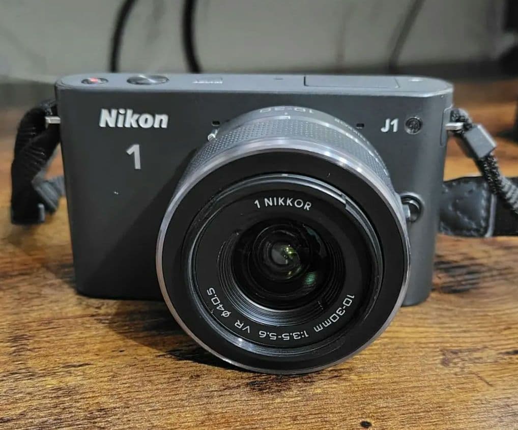 Nikon1 J1 標準ズームレンズキット 【純正バッテリー２個＆ソフトケース】