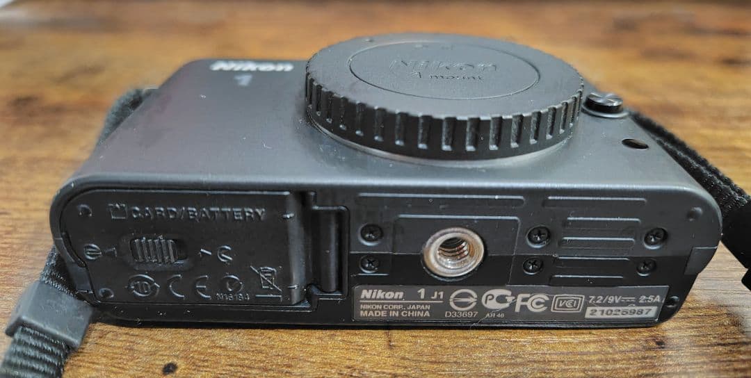 Nikon1 J1 標準ズームレンズキット 【純正バッテリー２個＆ソフトケース】