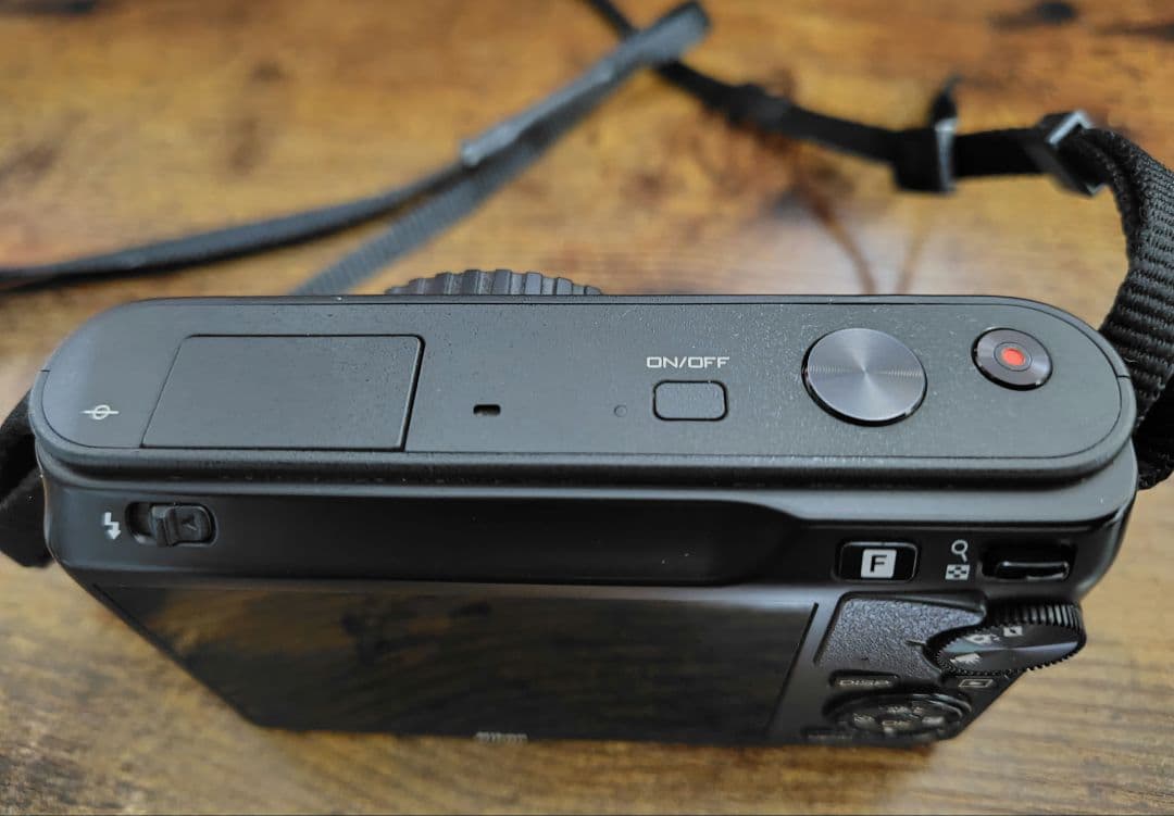 Nikon1 J1 標準ズームレンズキット 【純正バッテリー２個＆ソフトケース】