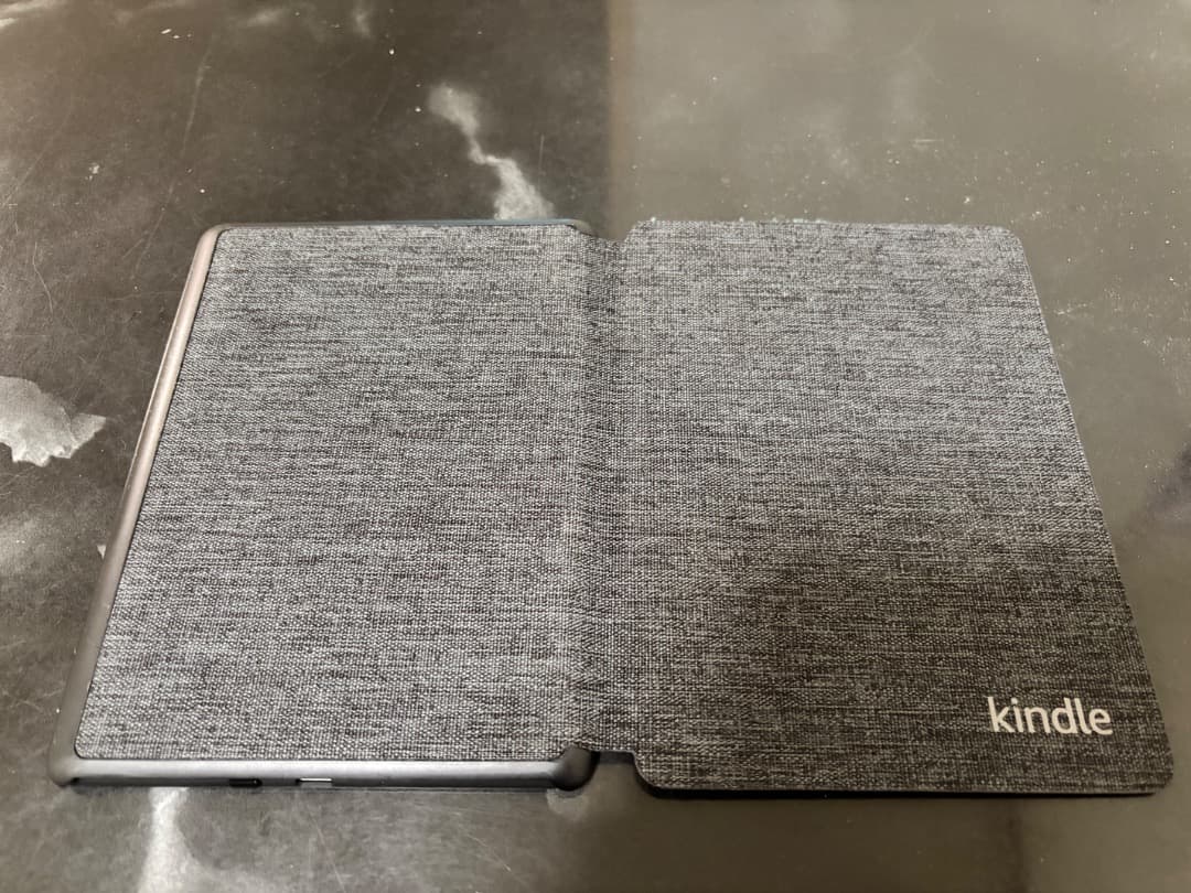 Kindle Paperwhite 本体とカバー付き