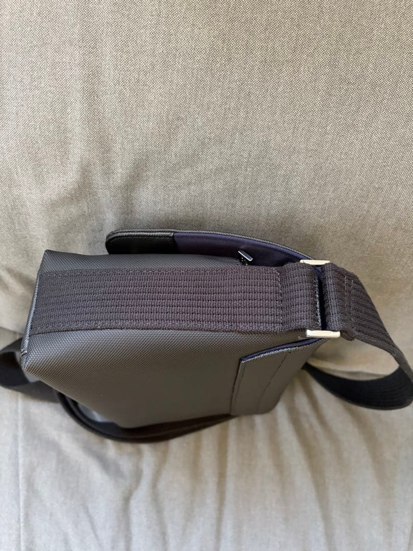 美品　ラコステ LACOSTE ショルダーバッグ ブラック メンズ レディース