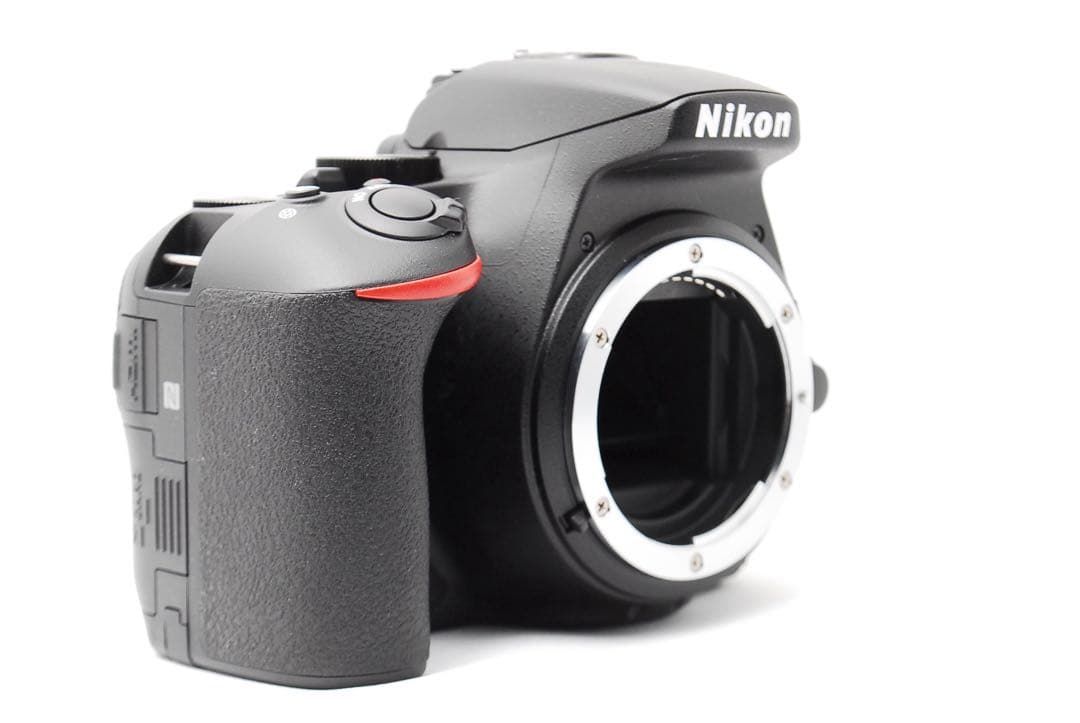 新品級✨️Nikon D5600★ショット数84！ダブルズーム＆WiFi付！