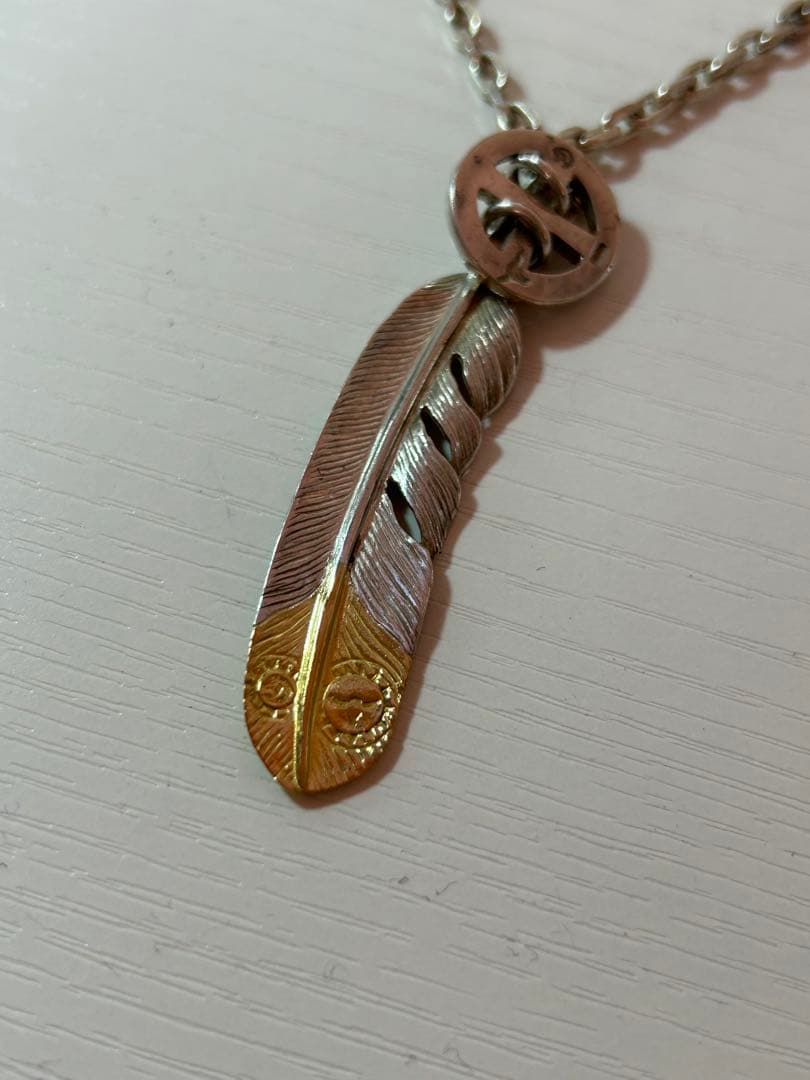 TADY&KING（タディアンドキング）のフェザーネックレスです。