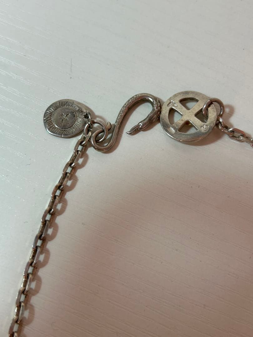 TADY&KING（タディアンドキング）のフェザーネックレスです。