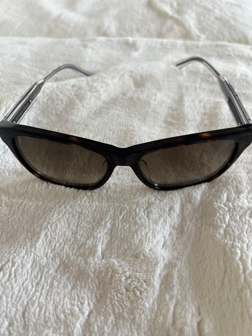 ボッテガ.ヴェネタスクエア型アセテートサングラスです。﻿