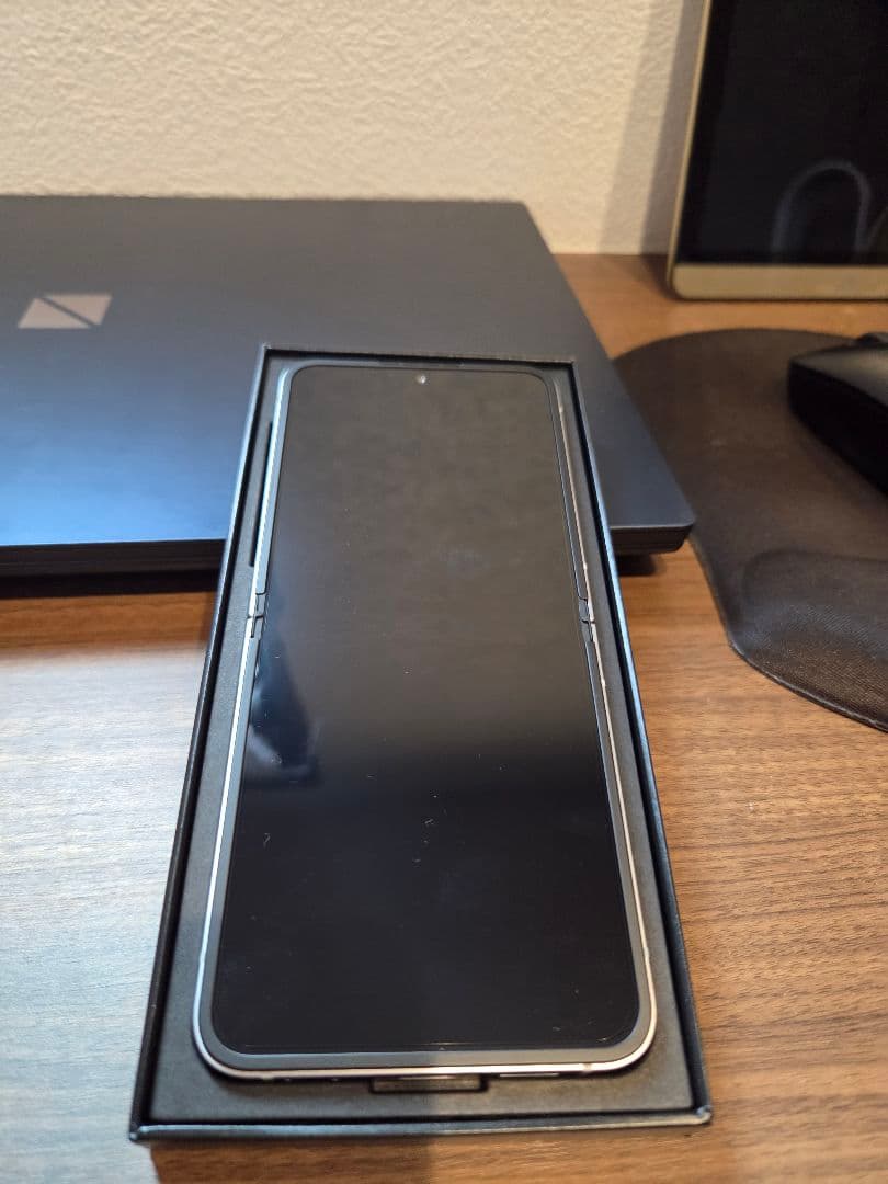 サムスン Samsung Galaxy zflip6　シルバーシャドウ