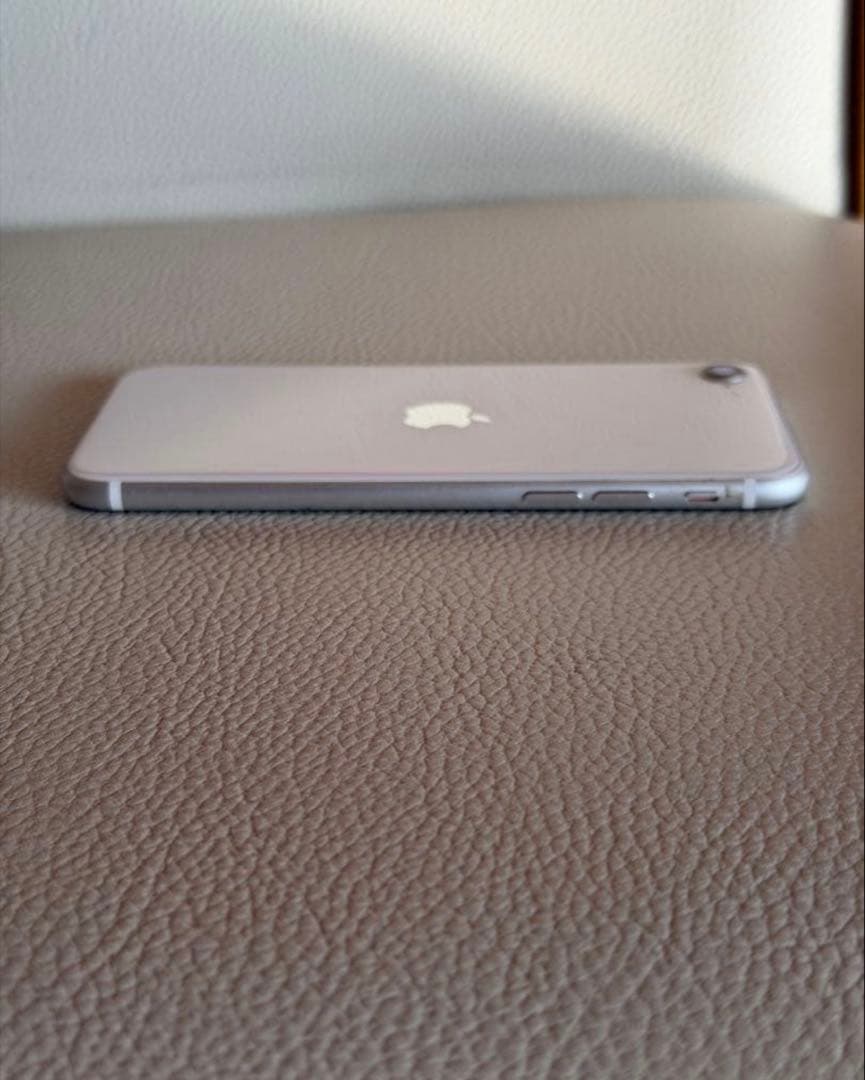 Apple iPhone SE2 128GB（第2世代）スターライト