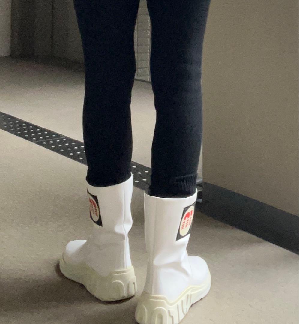 miumiu ホワイト ロゴ付き ショートブーツ