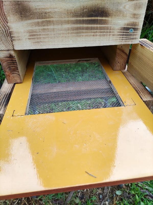 日本蜜蜂 重箱式巣箱4段 スライド底板付巣門台座　スノコ付き