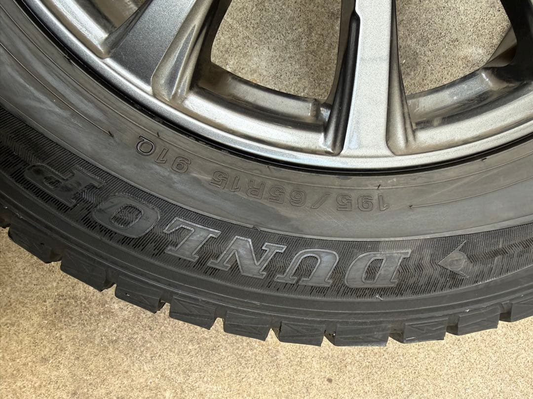 9*3様 エスクァイア 195/65R15 スタッドレスタイヤホイールセット