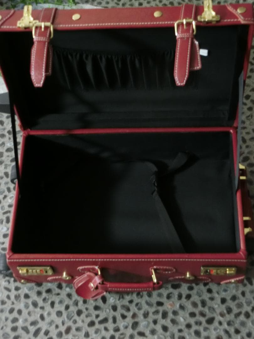 新品未使用☆頑強しっかりした作りの可愛い赤色スーツケース　ダイヤル式鍵付