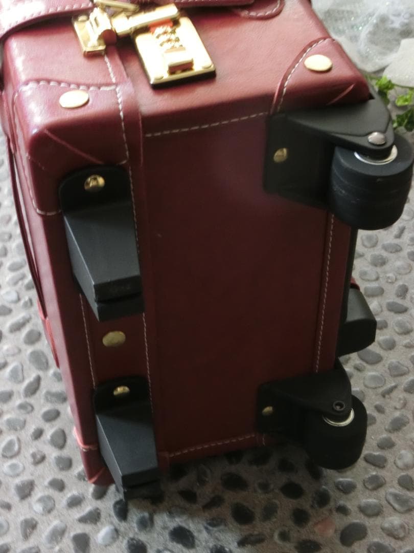 新品未使用☆頑強しっかりした作りの可愛い赤色スーツケース　ダイヤル式鍵付