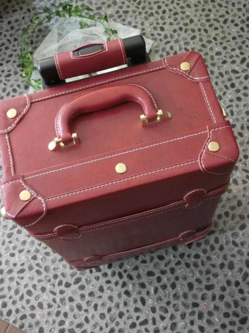 新品未使用☆頑強しっかりした作りの可愛い赤色スーツケース　ダイヤル式鍵付