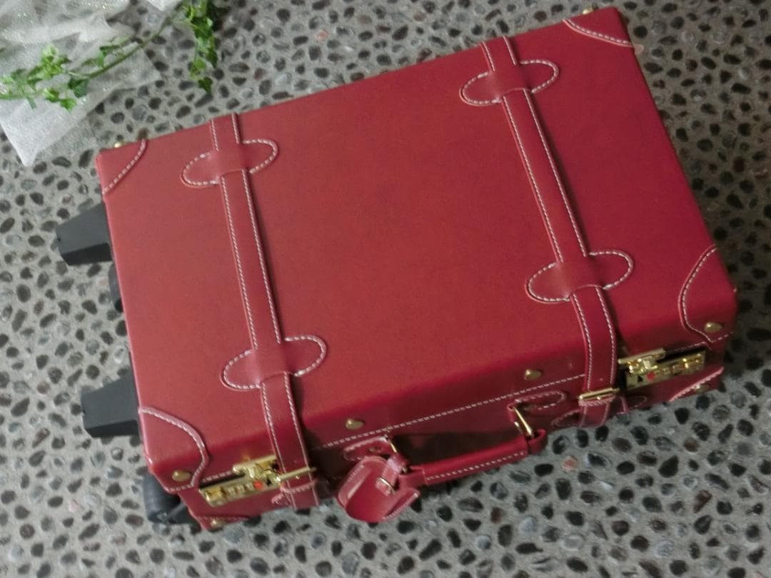 新品未使用☆頑強しっかりした作りの可愛い赤色スーツケース　ダイヤル式鍵付