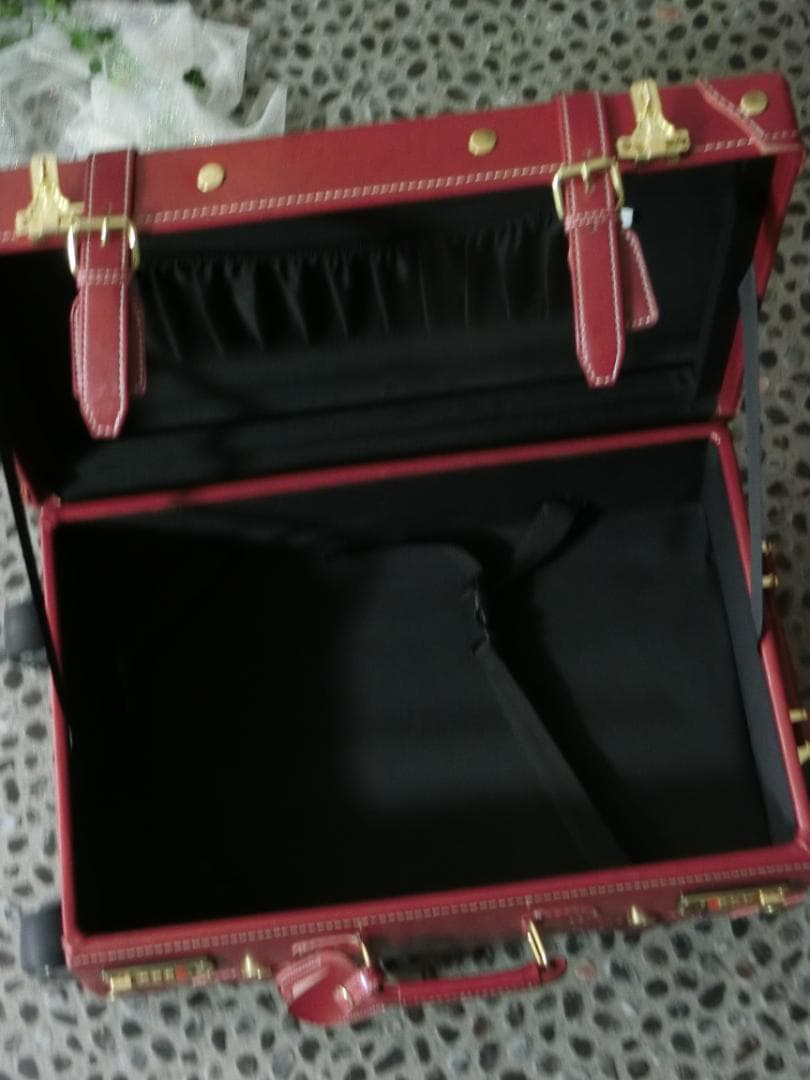 新品未使用☆頑強しっかりした作りの可愛い赤色スーツケース　ダイヤル式鍵付