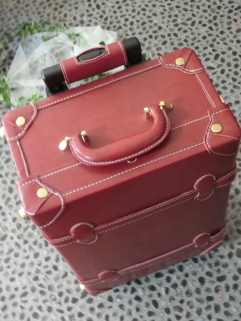 新品未使用☆頑強しっかりした作りの可愛い赤色スーツケース　ダイヤル式鍵付