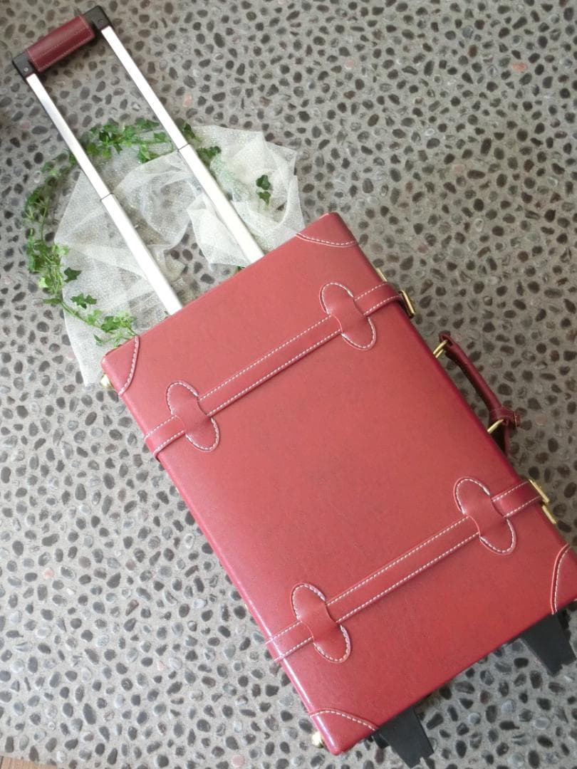 新品未使用☆頑強しっかりした作りの可愛い赤色スーツケース　ダイヤル式鍵付